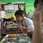 siswa sd dan slb jakbar menerima makan bergizi gratis 16 169