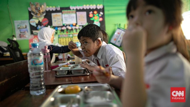 siswa sd dan slb jakbar menerima makan bergizi gratis 16 169